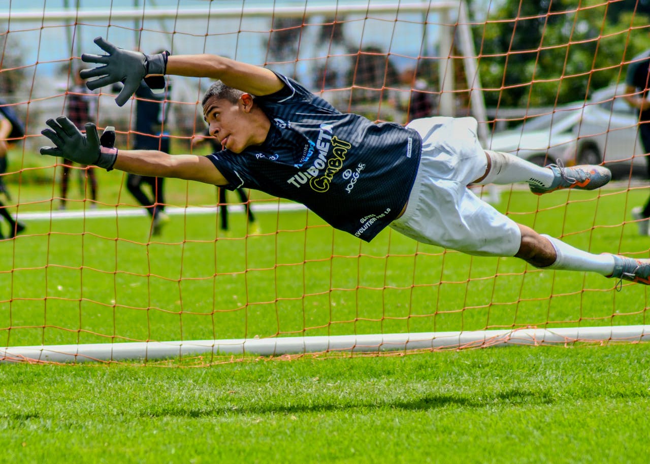 8 Basic Skills a Goalkeeper Should Learn