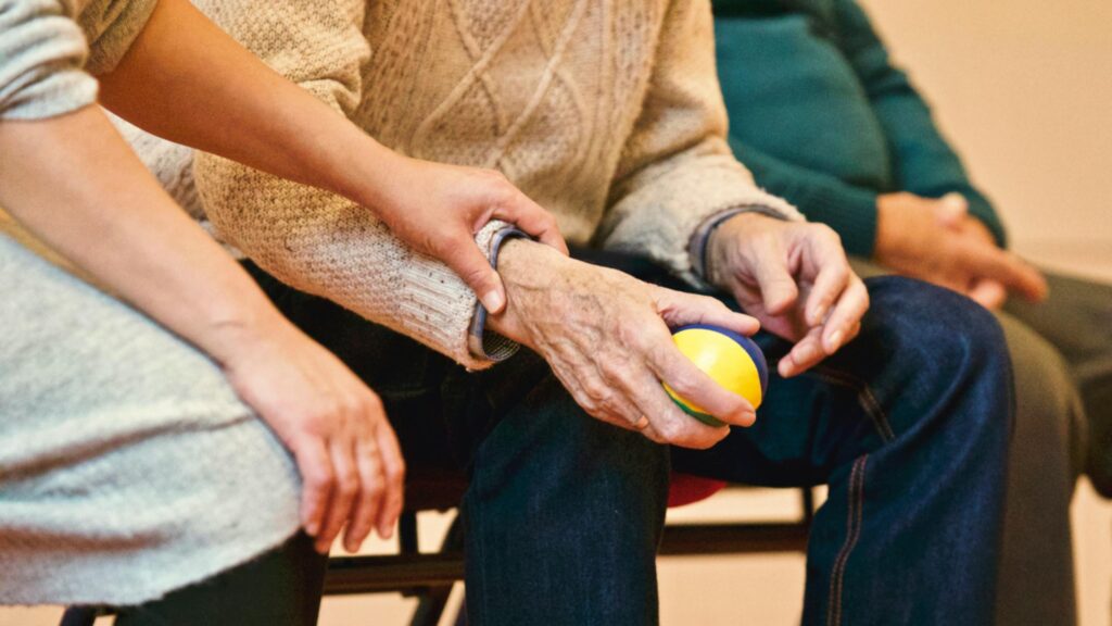 Tips for Dementia Carers: Handling Daily Life and Behaviors