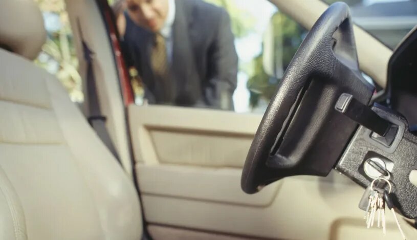 خدمة فتح سيارات أبوظبي–فتح قفل السيارة بسرعة وأمان على مدار