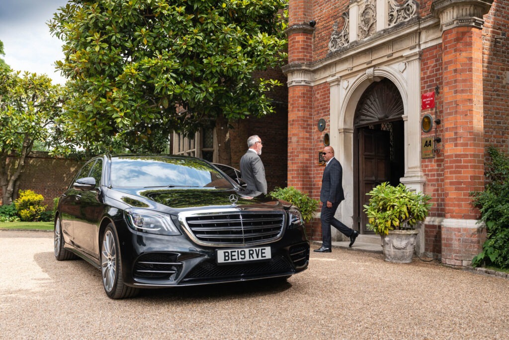 What to Consider When Hiring Luxury Airport Transfer Services in Woking?