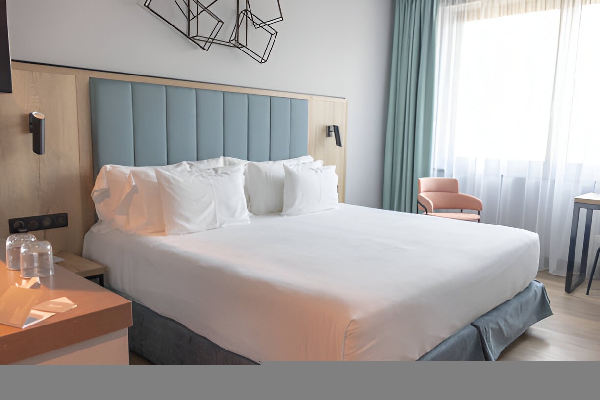 Types, Materials, and Styles of Bed Headboards in the UK