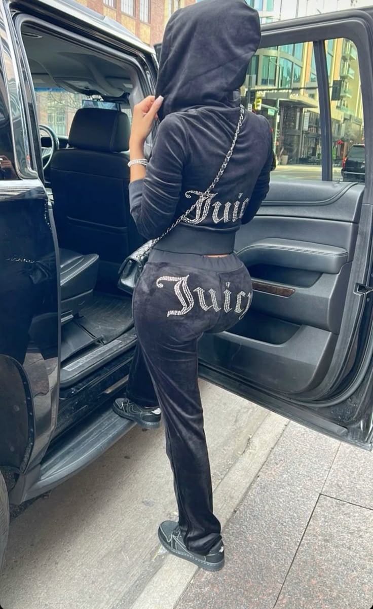 The Role of Juicy Tracksuits in Fashion Merchandising
