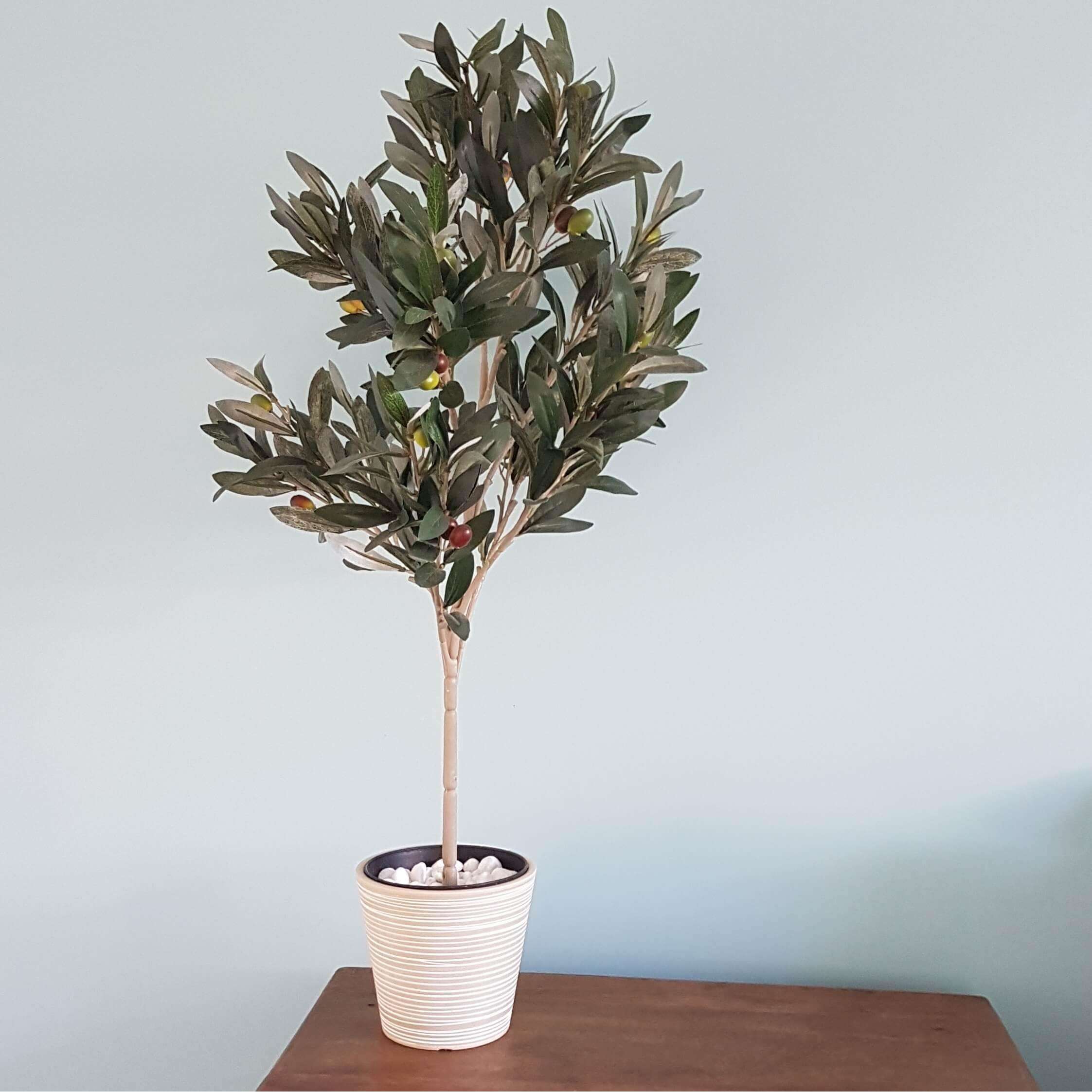 Shop Premium Fake Flowers & Plastic Plant Pots at Wholesale
